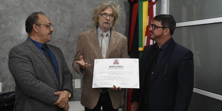 CMJP homenageia premiado artista visual João Lobo com Título de Cidadão Pessoense