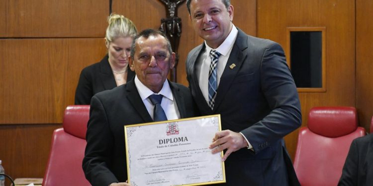 Empresário da construção civil, Francisco Erinaldo Fernandes Dutra, recebe a cidadania pessoense