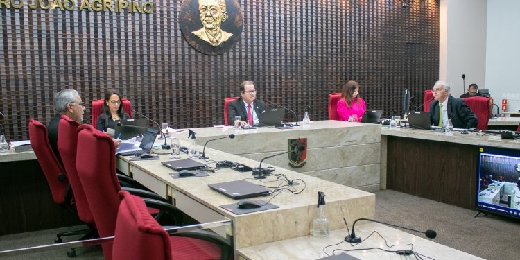 TCE impõe a prefeito débito superior a R$ 738 mil por gastos públicos não comprovados