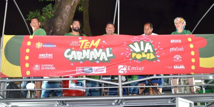 Baticumlata desfila na passagem do ‘Muriçoquinhas’ e Bloco da Limpeza faz zeladoria