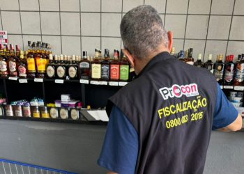 Fiscalização do Procon-JP apreende carne e queijos com a validade vencida e autua dois supermercados