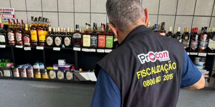 Fiscalização do Procon-JP apreende carne e queijos com a validade vencida e autua dois supermercados