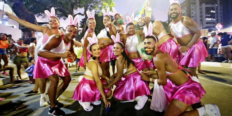 Bloco Virgens de Tambaú leva alegria e muito colorido para a Via Folia