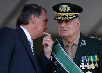 Ex-chefe do Exército admite que não denunciou golpe para evitar ruptura