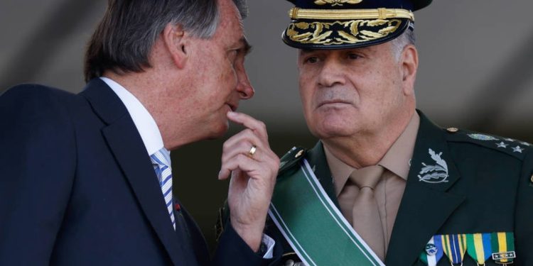 Ex-chefe do Exército admite que não denunciou golpe para evitar ruptura