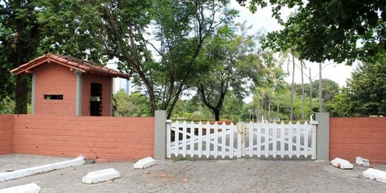 Homem é preso após tentar invadir residência oficial do governador