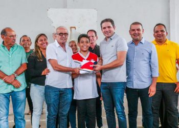 Ao lado de Cícero Lucena, Hugo Motta assina ordem de serviço para construção de 13 escolas