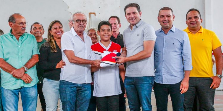 Ao lado de Cícero Lucena, Hugo Motta assina ordem de serviço para construção de 13 escolas