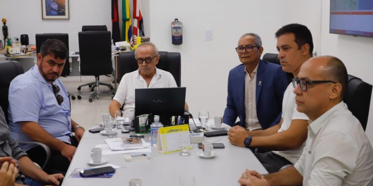 Cícero Lucena ouve pleitos de empresários para fomentar atividades comerciais no Centro Histórico