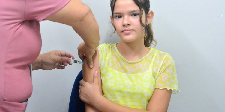 João Pessoa inicia vacinação contra dengue em crianças e adolescentes entre 10 e 14 anos