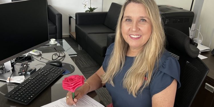 Adriano apresenta voto de aplauso à superintendente do Procon PB, Késsia Liliana