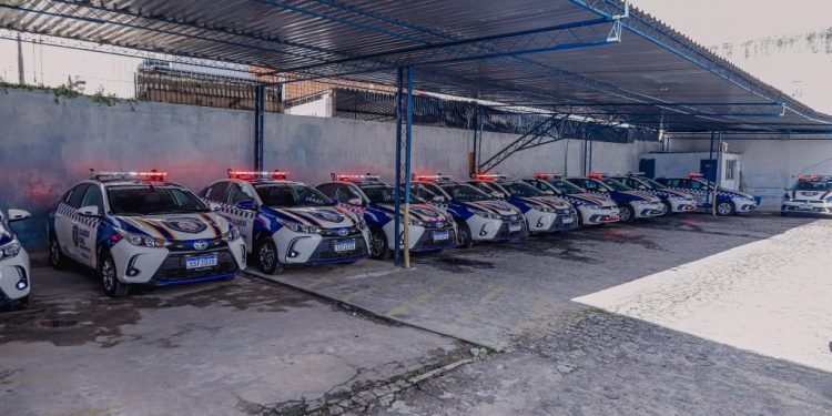 Cícero Lucena recebe novas viaturas da Guarda Metropolitana e vistoria Central de Monitoramento