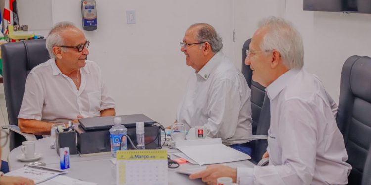 Cícero Lucena assina contrato para mais 35 ônibus, que farão a Capital ter a 3ª frota mais nova do Nordeste