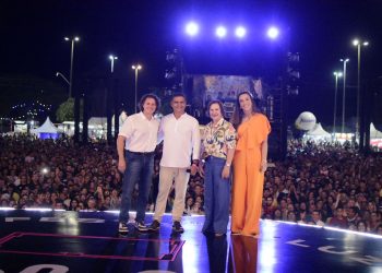 Na abertura da Festa da Luz em Guarabira, Veneziano confirma parceria da CEF ao evento, ao lado do prefeito Marcus Diogo, Camila e Lea Toscano