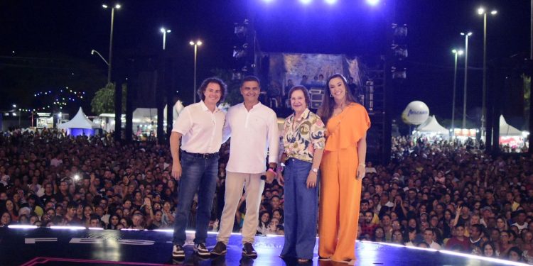 Na abertura da Festa da Luz em Guarabira, Veneziano confirma parceria da CEF ao evento, ao lado do prefeito Marcus Diogo, Camila e Lea Toscano
