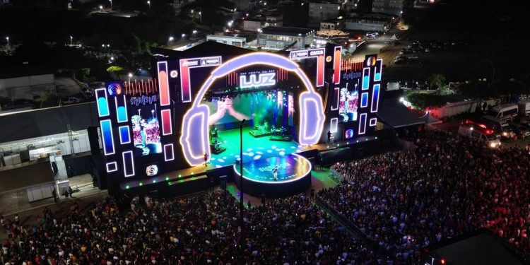 Na abertura da Festa da Luz em Guarabira, Veneziano confirma parceria da CEF ao evento, ao lado do prefeito Marcus Diogo, Camila e Lea Toscano