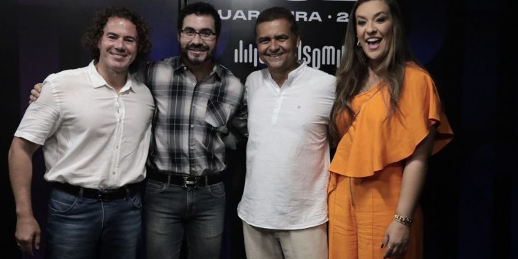 Na abertura da Festa da Luz em Guarabira, Veneziano confirma parceria da CEF ao evento, ao lado do prefeito Marcus Diogo, Camila e Lea Toscano