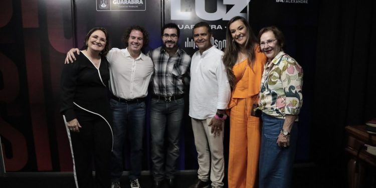 Na abertura da Festa da Luz em Guarabira, Veneziano confirma parceria da CEF ao evento, ao lado do prefeito Marcus Diogo, Camila e Lea Toscano