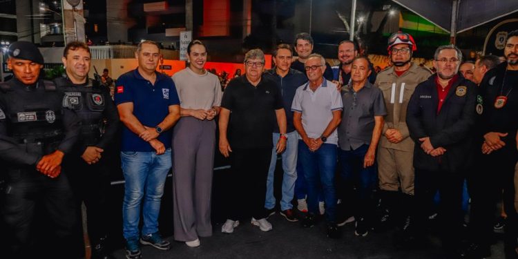 Ao lado do governador, Cícero Lucena celebra segurança dos foliões durante segundo dia do Folia de Rua