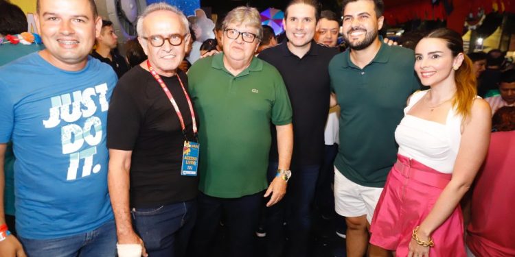 Cícero Lucena celebra momento especial de João Pessoa nos eventos culturais e destaca tradição do Carnaval de rua e parceria com o Governo do Estado
