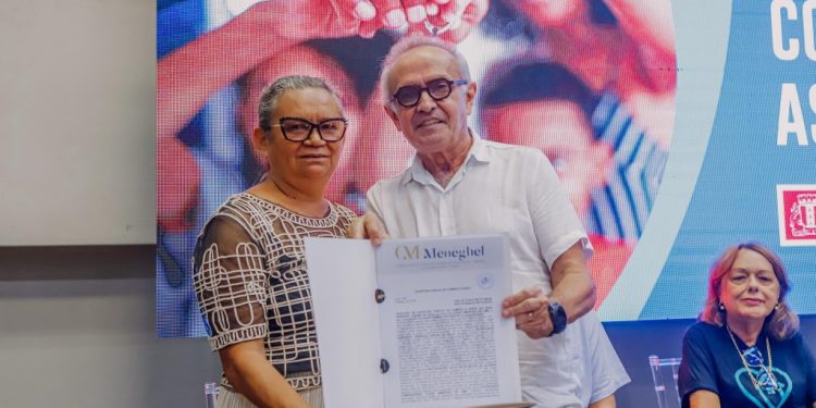 Cícero Lucena entrega chaves de 12 novos imóveis para famílias do bairro São José, que viviam em áreas de risco