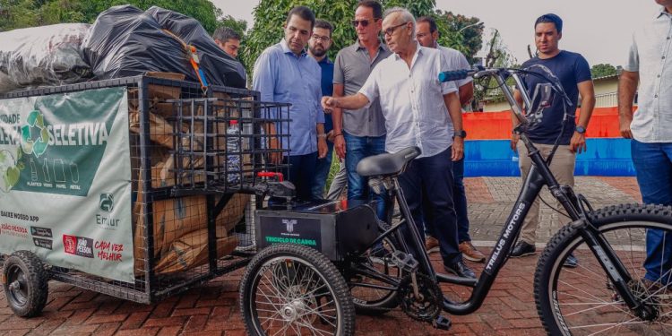 Cícero Lucena apresenta triciclo elétrico e varredeira a vácuo, duas inovações para a limpeza urbana de João Pessoa