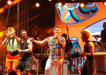 Timbalada abre Carnaval 2024 de Cabedelo e leva multidão ao som do timbal na Praça Getúlio Vargas