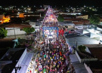 Bloco Acorda abre Corredor da Folia e leva multidão às ruas de Cabedelo