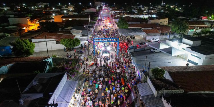 Bloco Acorda abre Corredor da Folia e leva multidão às ruas de Cabedelo