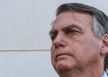 Defesa de Bolsonaro pede afastamento de Moraes do caso de golpe