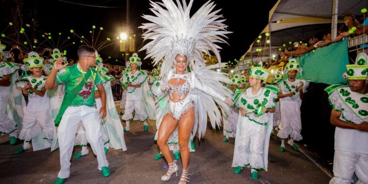 Desfiles do Carnaval Tradição começam neste sábado com tribos indígenas e clubes de frevo