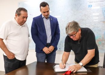 João Azevêdo transmite cargo para Lucas Ribeiro e cumpre missão em Portugal em busca de novos investimentos para o estado