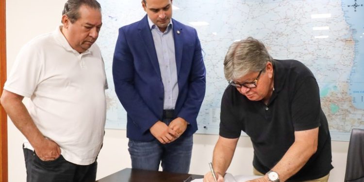 João Azevêdo transmite cargo para Lucas Ribeiro e cumpre missão em Portugal em busca de novos investimentos para o estado