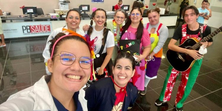 Bailinho de Carnaval anima ala pediátrica do Hospital Metropolitano