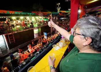 João Azevêdo prestigia desfile das Muriçocas e destaca segurança e colaboração da população
