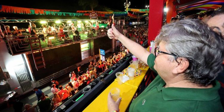João Azevêdo prestigia desfile das Muriçocas e destaca segurança e colaboração da população
