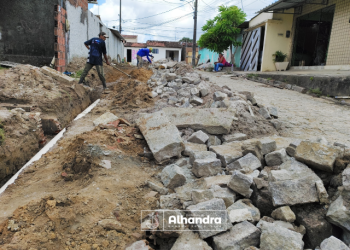 Prefeitura de Alhandra instala drenagem da rua Travessa Claudionor Falsar e prepara trecho para realizar complementação de pavimentação