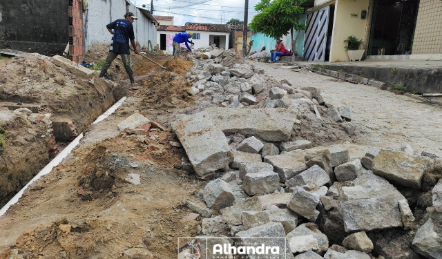 Prefeitura de Alhandra instala drenagem da rua Travessa Claudionor Falsar e prepara trecho para realizar complementação de pavimentação