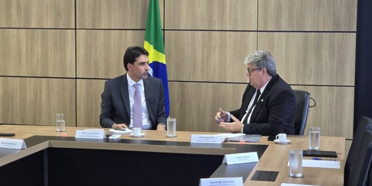 João Azevêdo solicita a ministro novos investimentos para o Porto de Cabedelo, incluindo exportação de automóveis