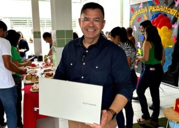 Raniery Paulino garante notebooks para todos os professores da Rede de Ensino de Pilõezinhos