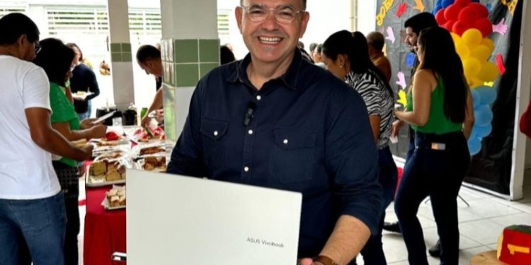 Raniery Paulino garante notebooks para todos os professores da Rede de Ensino de Pilõezinhos