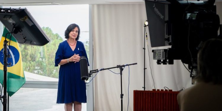 “É hora de todo o Brasil se unir contra a dengue”, diz ministra da Saúde em pronunciamento nacional