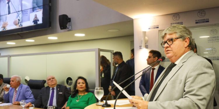 João Azevêdo presta contas das ações do governo em abertura dos trabalhos da ALPB