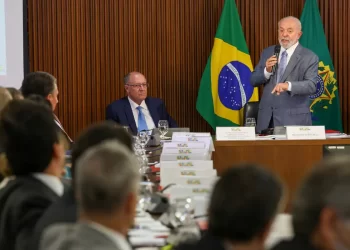“Falta muito para fazer”, diz Lula ao abrir reunião ministerial