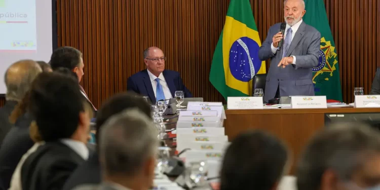 “Falta muito para fazer”, diz Lula ao abrir reunião ministerial