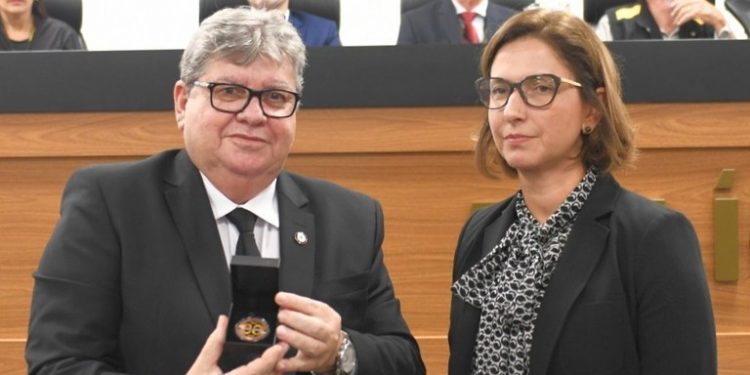 João Azevêdo participa de solenidade dos 80 anos da Polícia Federal e é agraciado com medalha comemorativa