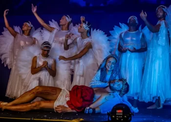 Público assiste ao espetáculo Paixão de Cristo sob chuva e se emociona com interpretação