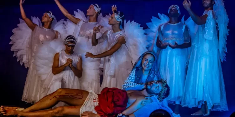 Público assiste ao espetáculo Paixão de Cristo sob chuva e se emociona com interpretação