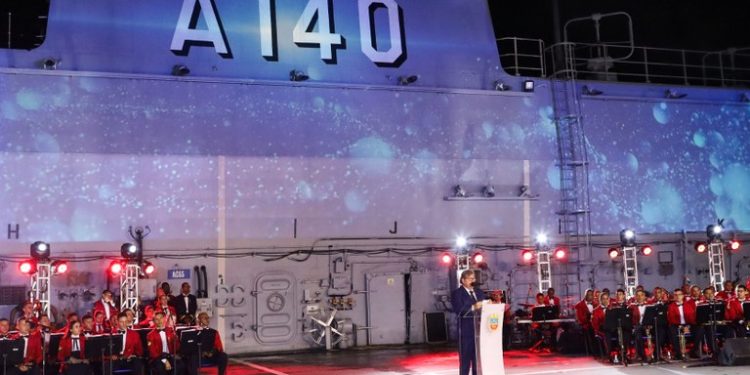 João Azevêdo visita navio Atlântico e destaca investimentos no Porto de Cabedelo