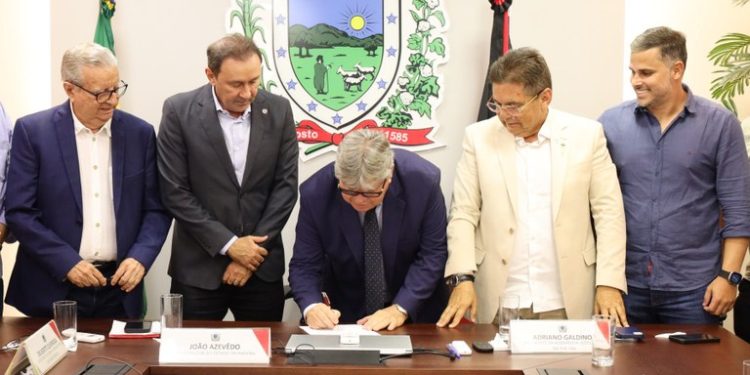 João Azevêdo autoriza investimentos de R$ 86 milhões em obras de infraestrutura rodoviária